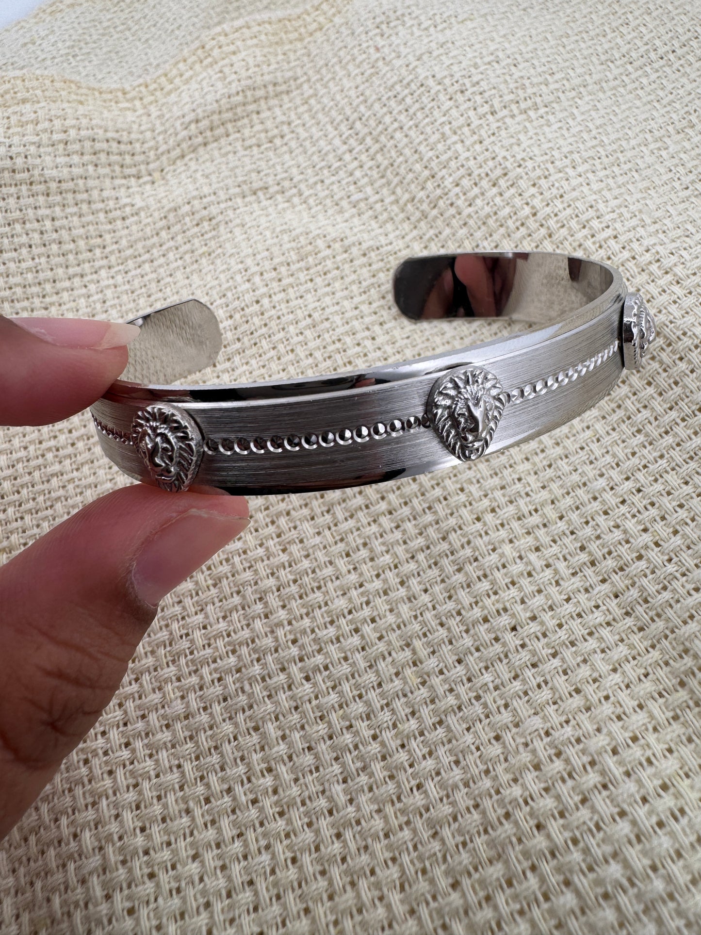 925 Sterling Silver with lion motif design Cuff