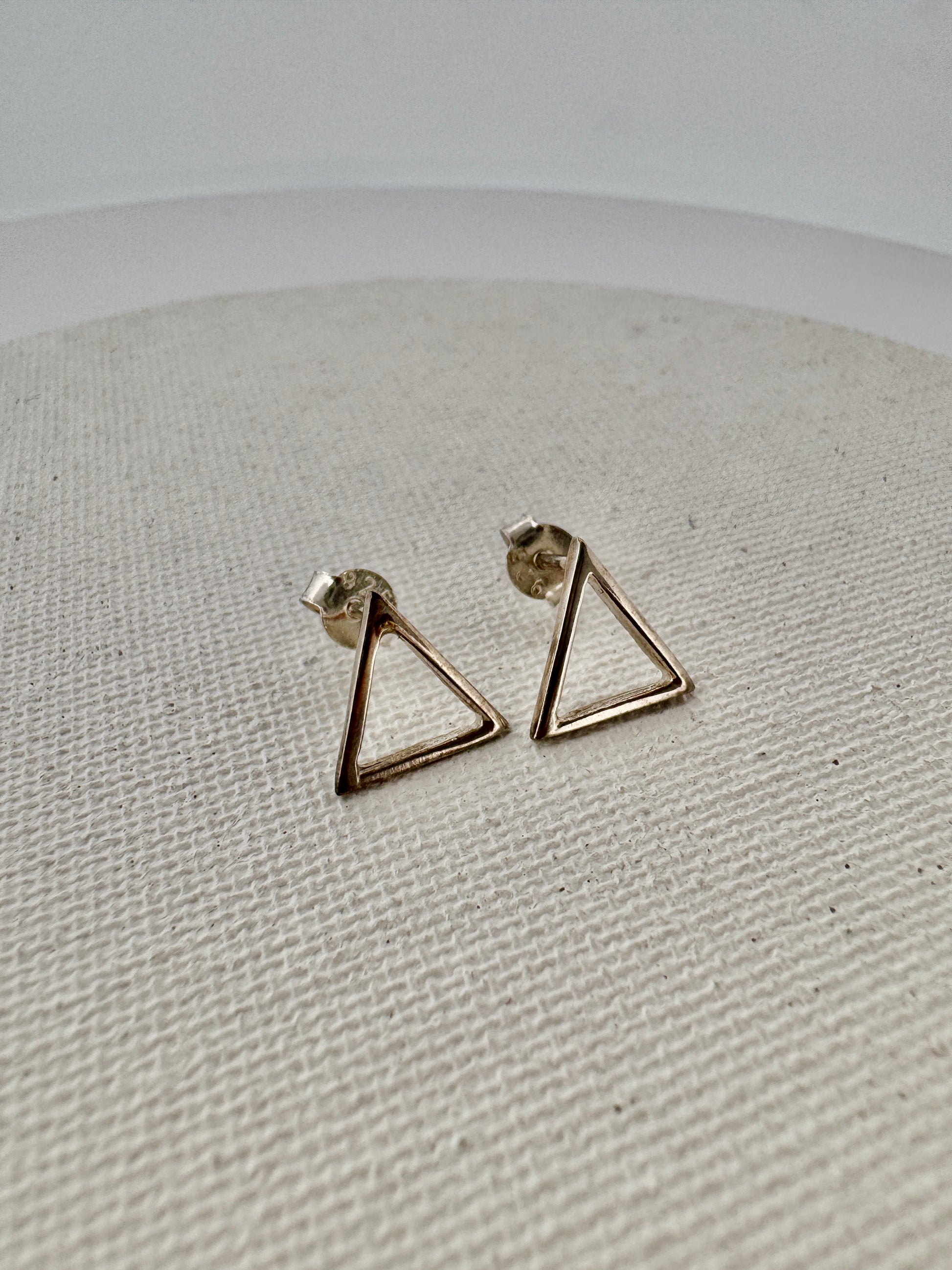 1. Sterling Silver Pyramid-Shaped Earrings
2. Geometric Earrings
3. Modern Silver Earrings
4. Elegant Pyramid Earrings
5. Stylish Pyramid Earrings